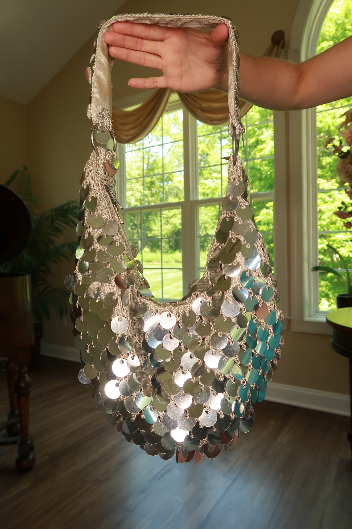 Vintage silver paillette sequin crochet shoulder bag by Elektra Vintage with sparkling embellishments and a textured crochet design.