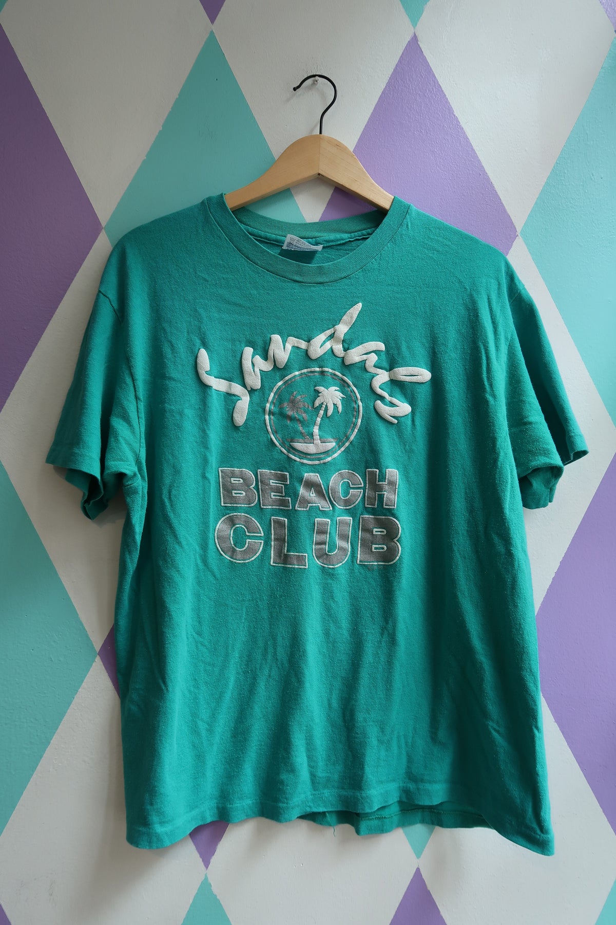 Vintage Sandals Beach Club T-Shirt – 90s Resort Graphic Tee - Elektra Vintage