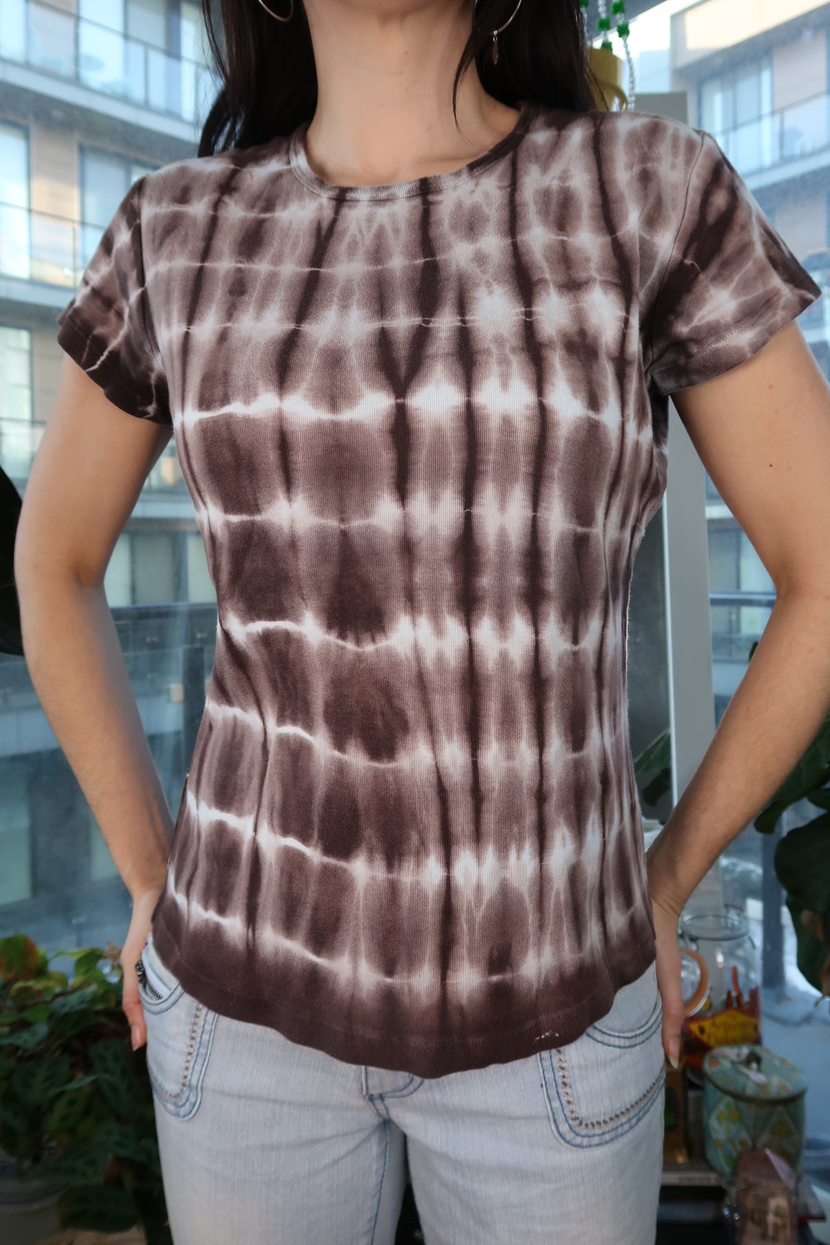 Elektra Vintage women's brown tie-dye fitted Y2K short sleeve top with 2000s-inspired style and casual, vibrant design.