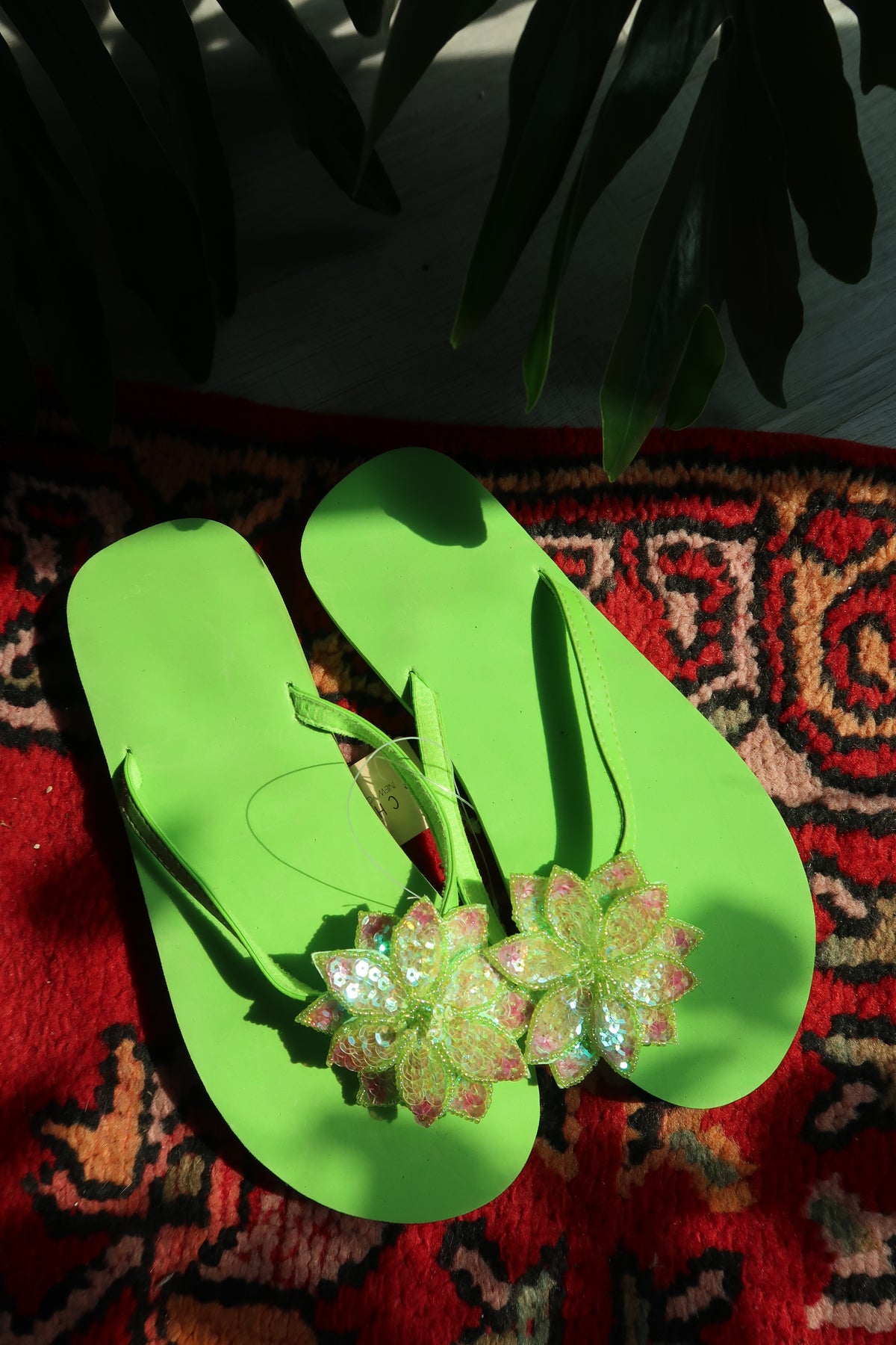 Vintage Y2K lime green sequin flower flip flops by Elektra Vintage, featuring glittery straps and floral embellishments.