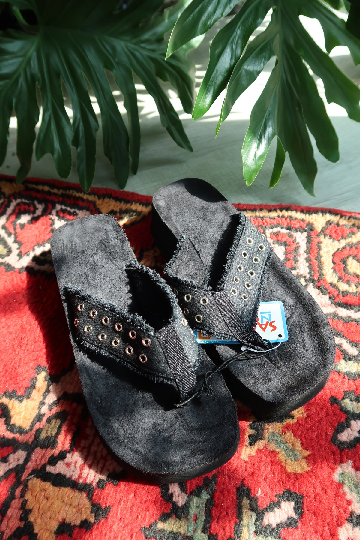 Vintage Y2K Black Platform Flip Flops – Grommet Strap Sandals