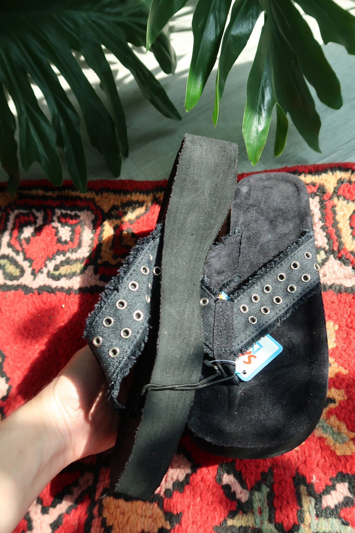 Vintage Y2K Black Platform Flip Flops – Grommet Strap Sandals