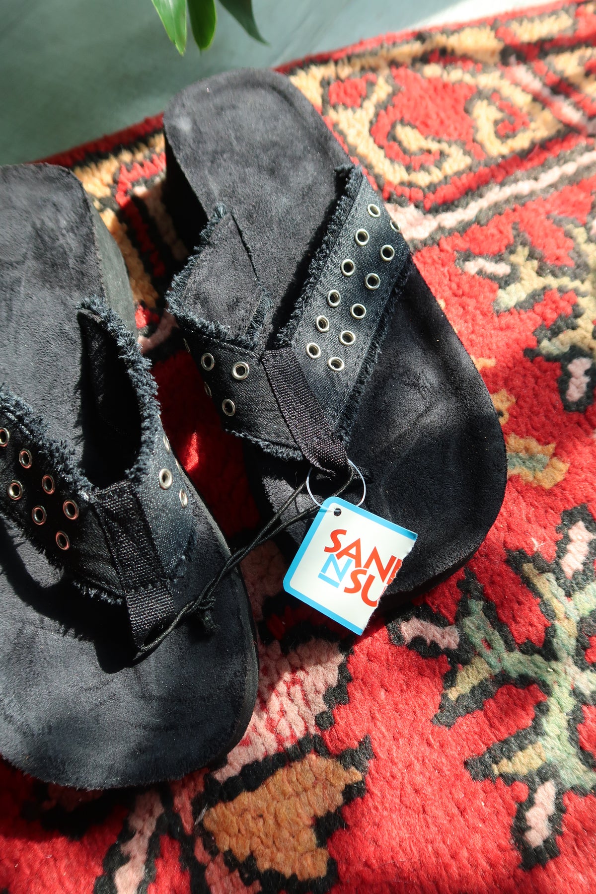 Vintage Y2K Black Platform Flip Flops – Grommet Strap Sandals