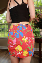 Load image into Gallery viewer, Vintage Y2K Tommy Jeans tropical floral print mini skirt by Elektra Vintage, featuring vibrant floral patterns and a classic denim style.

