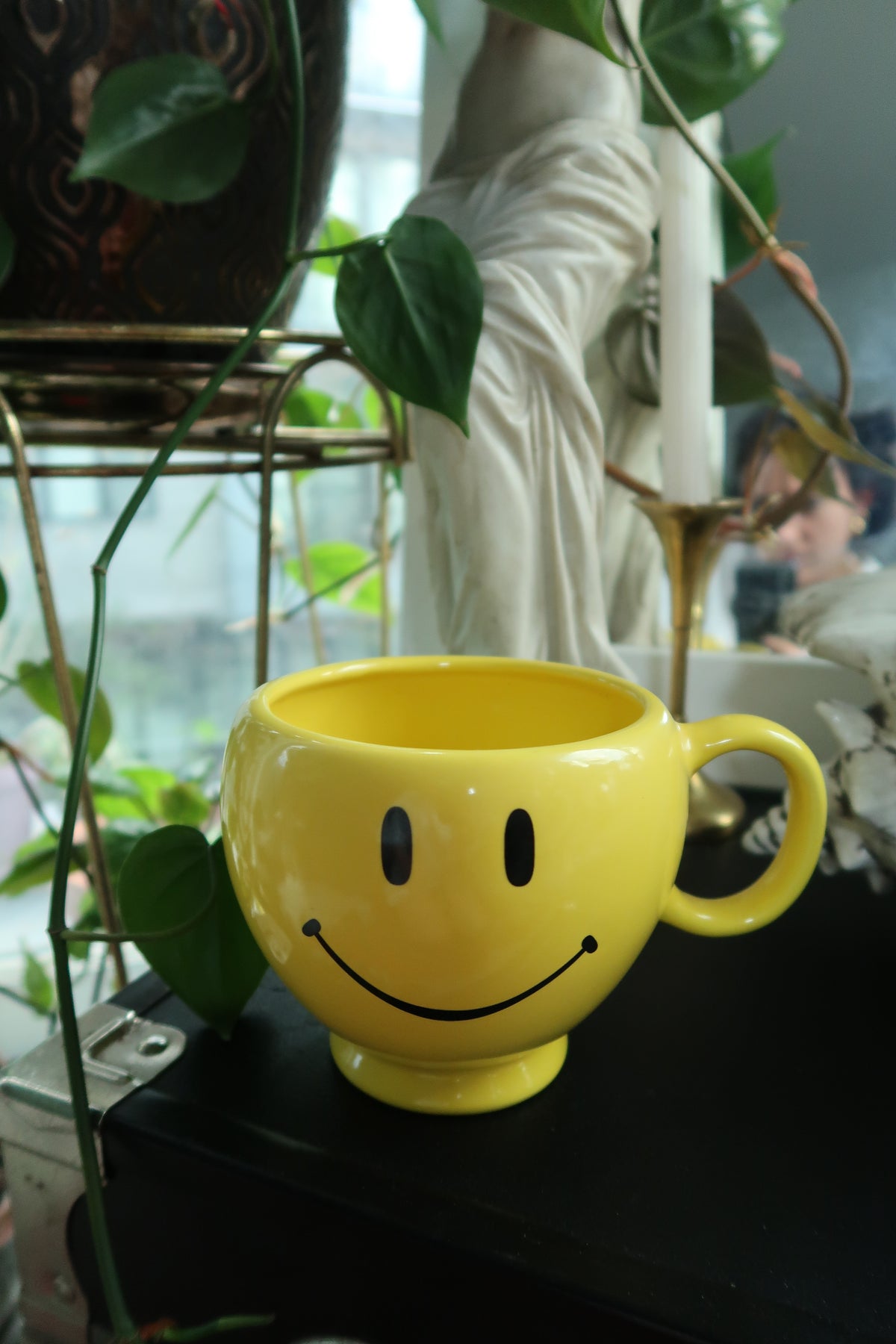 Vintage Y2K Yellow Smiley Face Mug – Oversized Ceramic Mood Booster