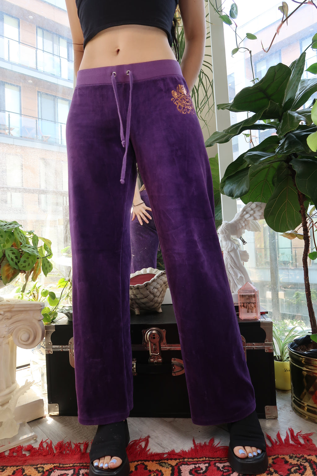 Juicy Couture Purple Velour Sweatpants – Metallic Crest Logo - Elektra Vintage