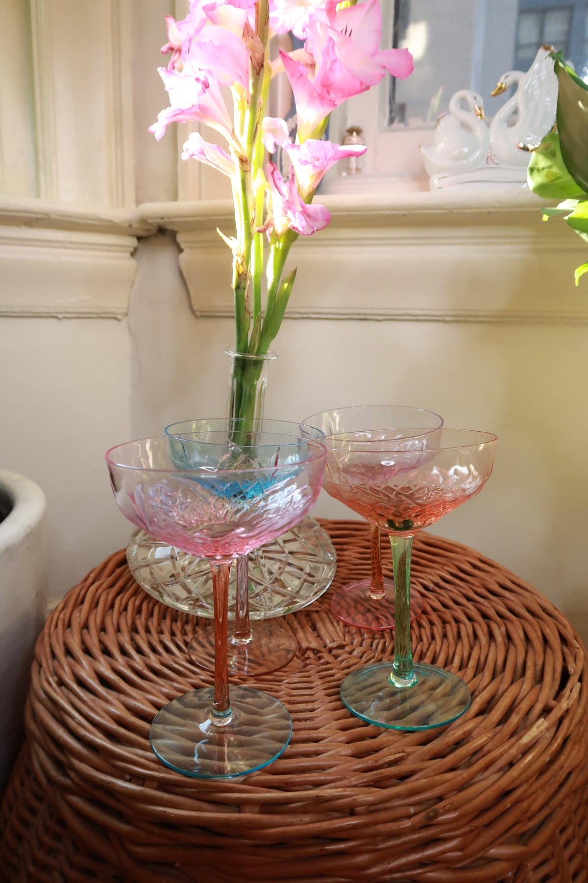 Set of four vintage pastel colored coupe champagne glasses by Elektra Vintage, depression style cocktail glasses with elegant curves.