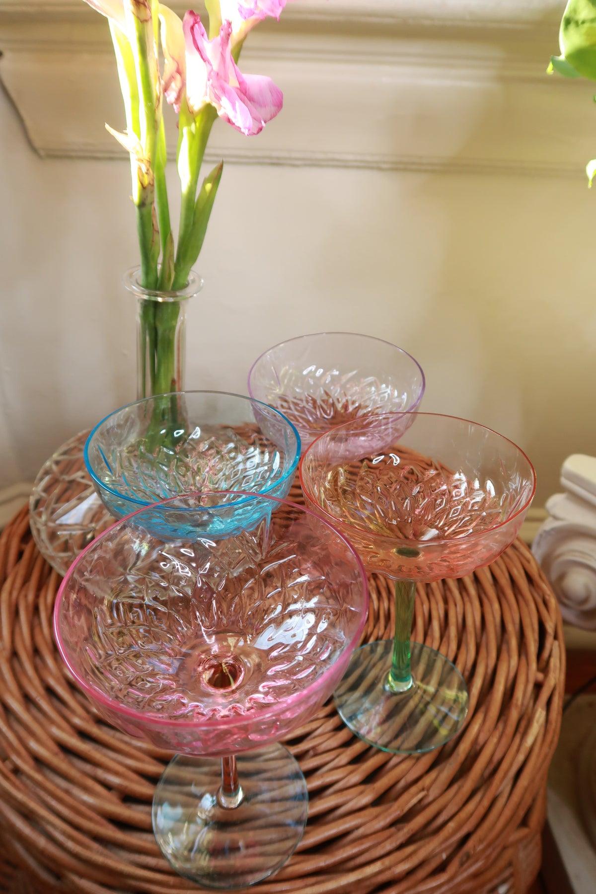 Vintage set of 4 pastel-colored coupe champagne glasses by Elektra Vintage, depression-style cocktail glasses with elegant curves.