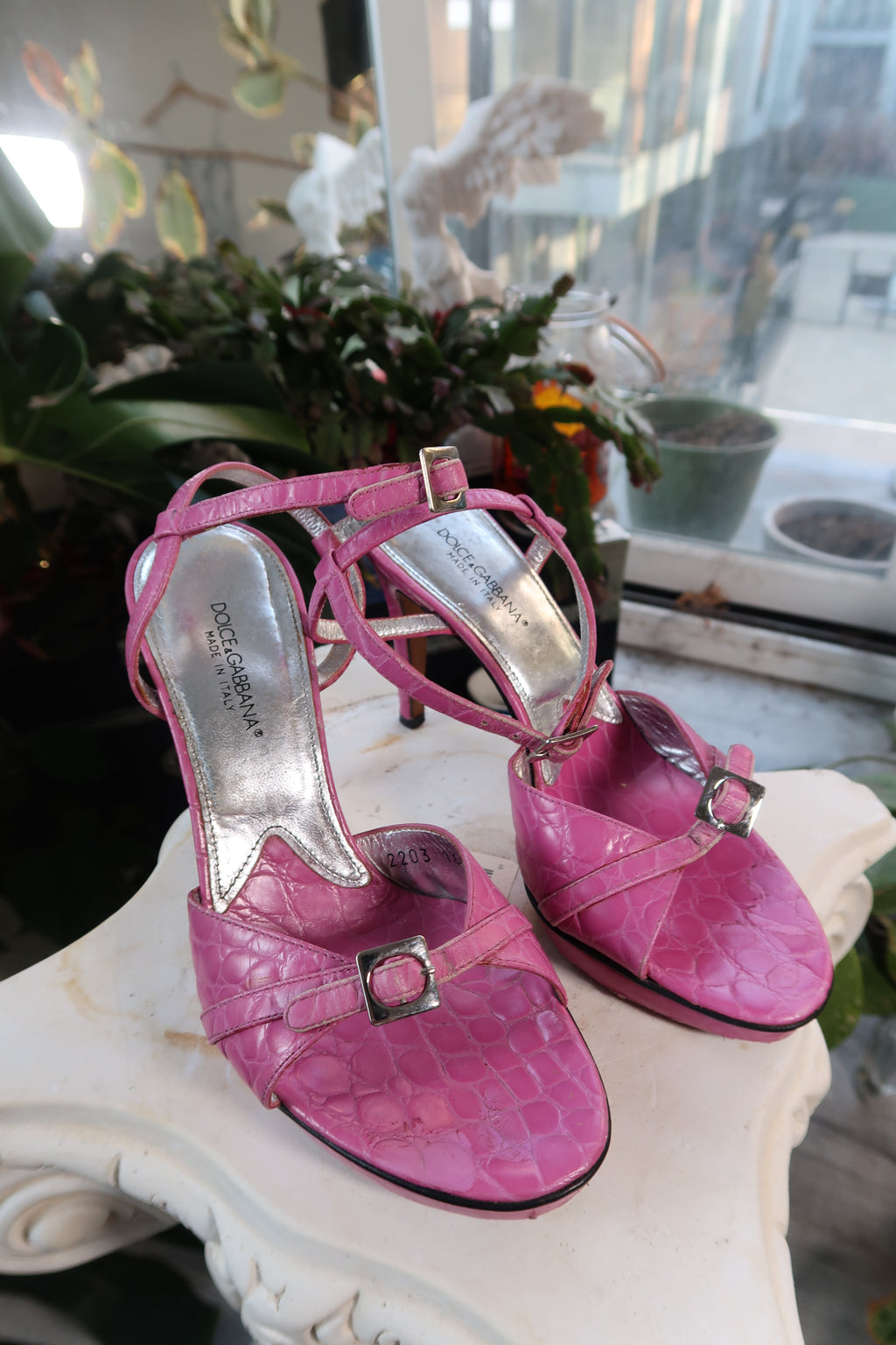 Elektra Vintage Dolce Gabbana pink alligator leather platform heels with high heels and ankle straps.