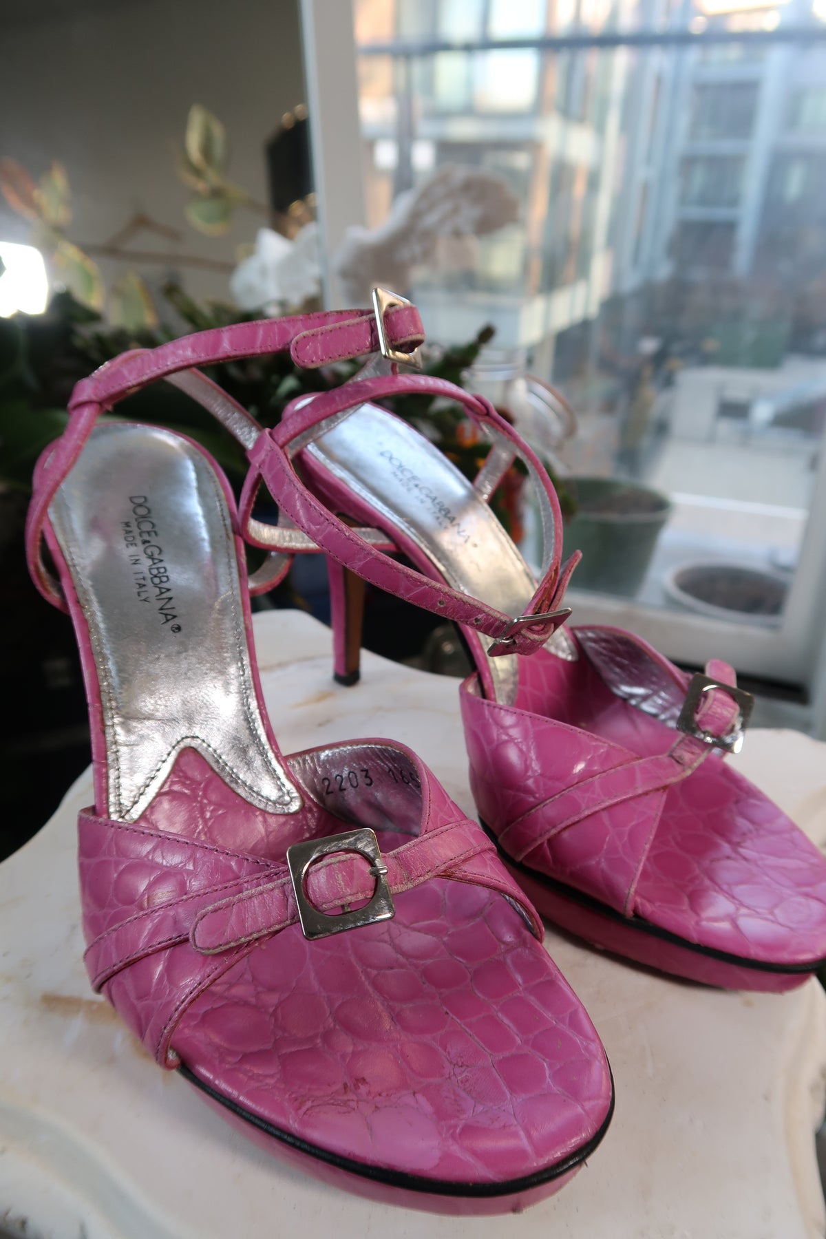 Elektra Vintage Dolce Gabbana pink alligator leather platform heels with chunky heel and elegant design.