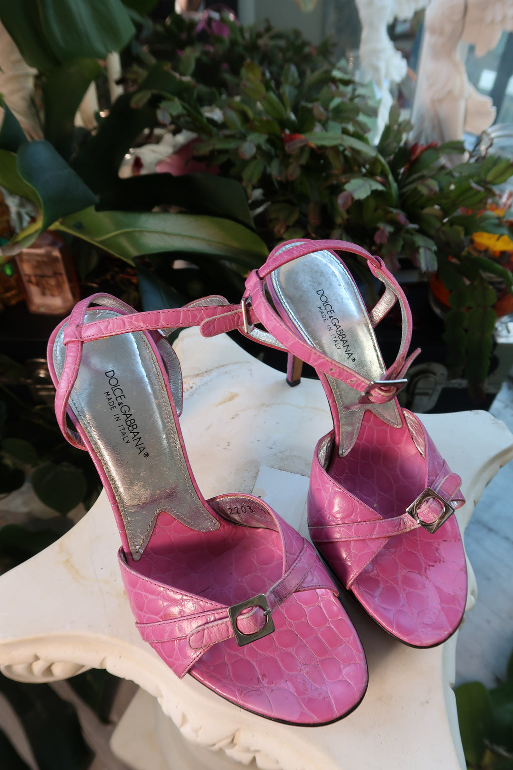 Elektra Vintage Dolce Gabbana vintage pink alligator leather platform heels, showing the textured leather and high heel design.