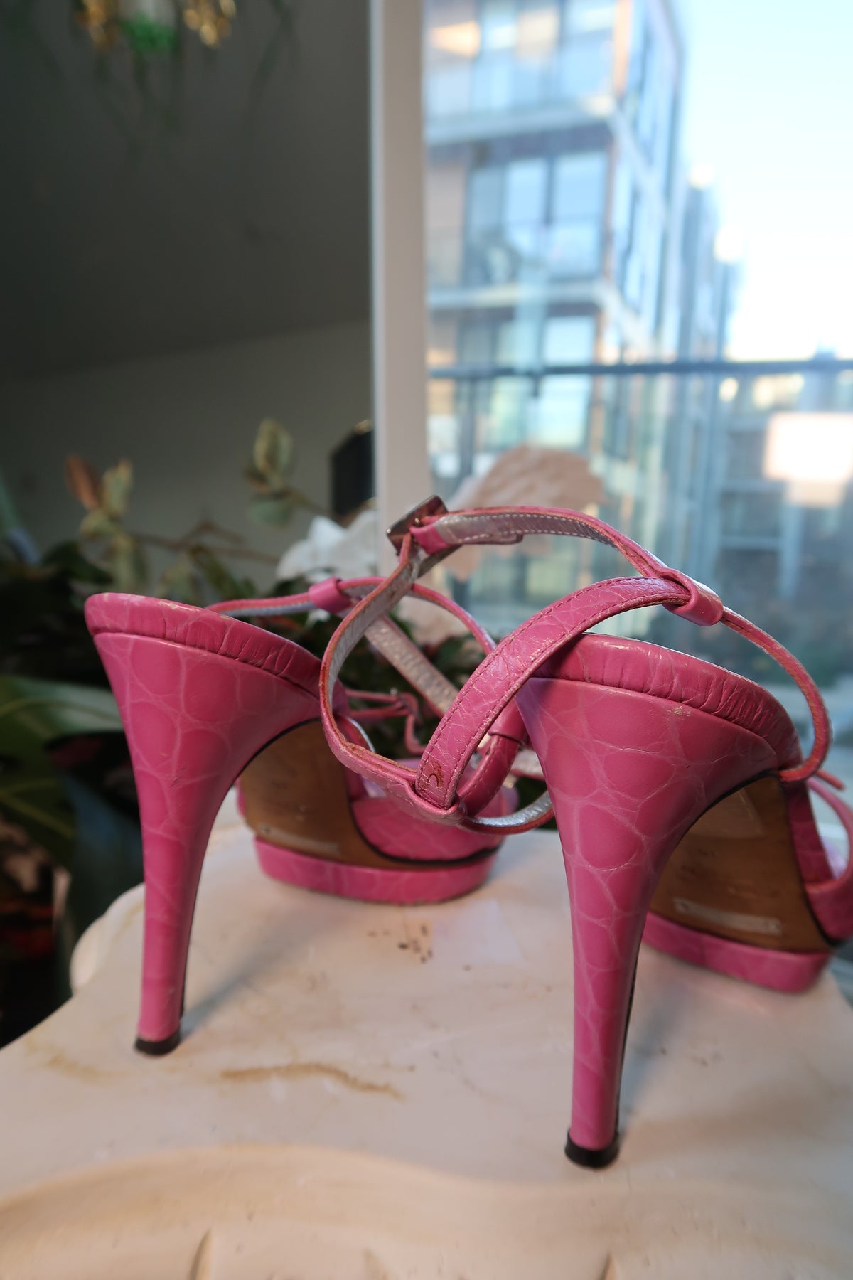 Elektra Vintage Dolce Gabbana pink alligator leather platform heels with chunky soles and elegant design.