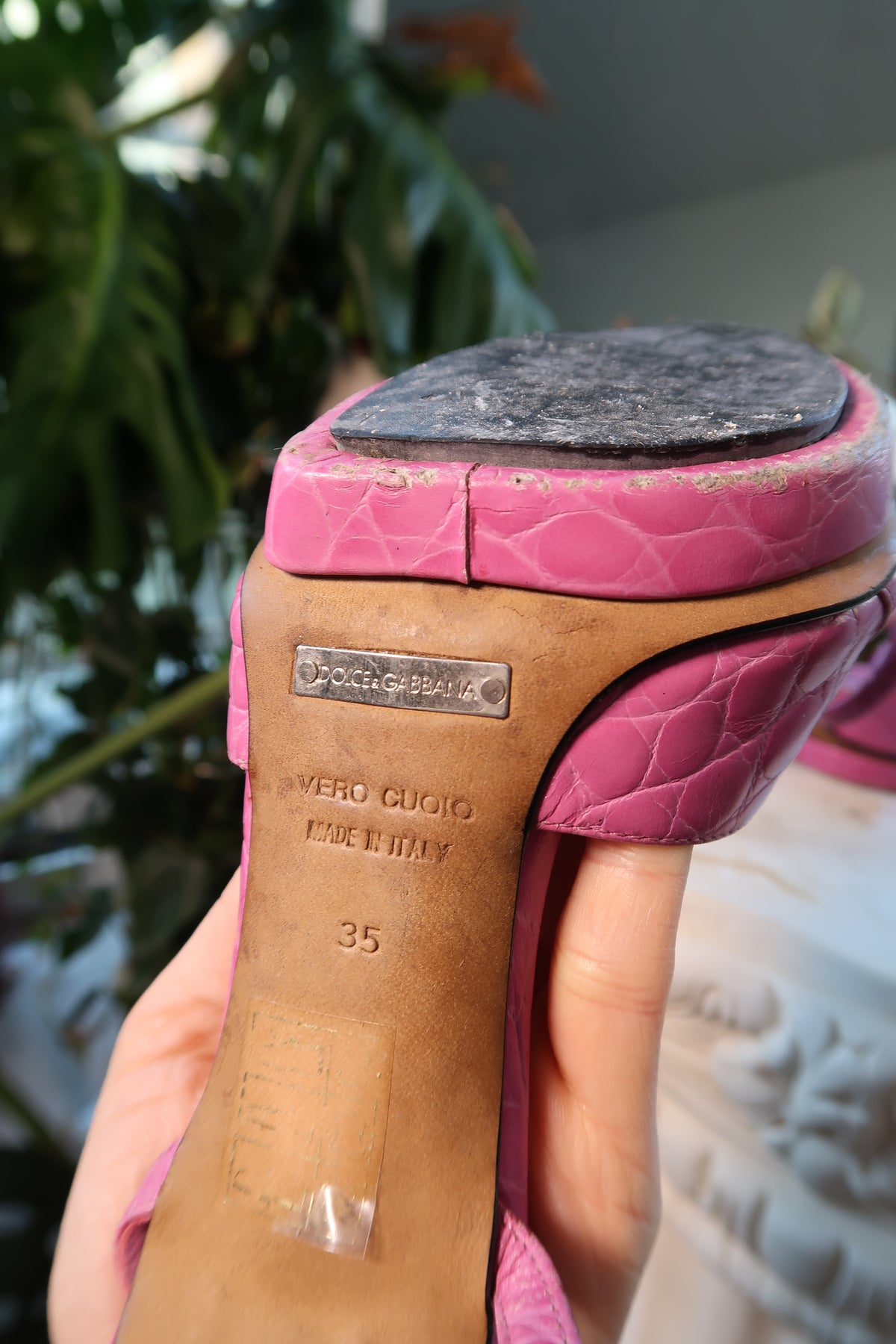 Vintage pink alligator leather platform heels by Dolce Gabbana, featuring elegant design and high-quality craftsmanship.