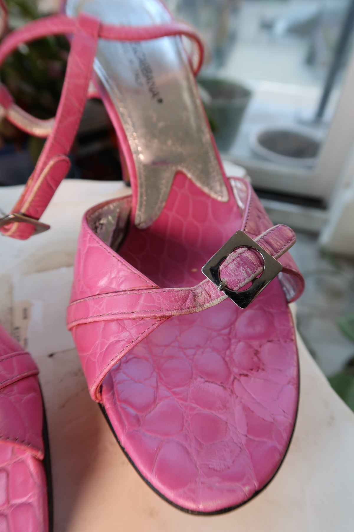 Elektra Vintage Dolce Gabbana pink alligator leather platform heels, elegant and luxurious footwear with chunky heel and glossy finish.