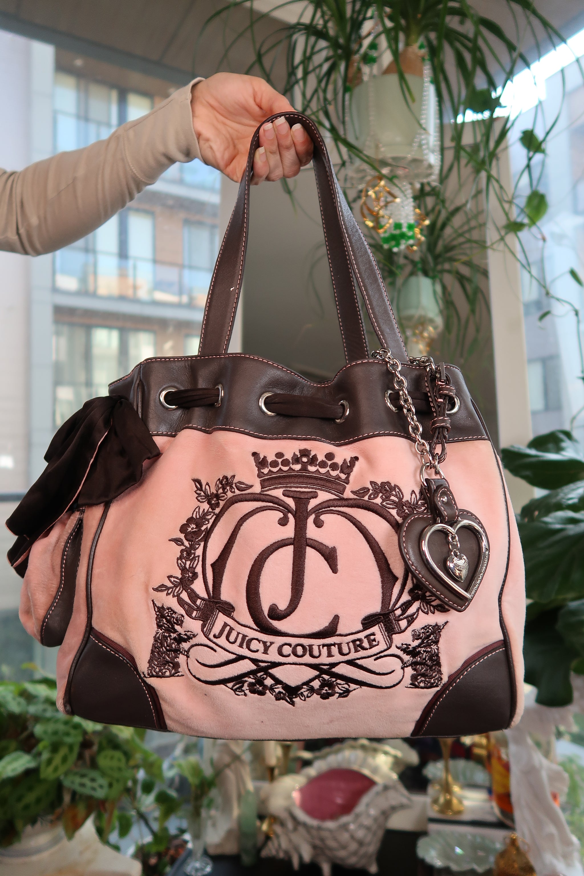 Y2K Juicy couture フリル リボン チェーントートバッグf578 Vintage Juicy Couture Daydreamer Tote – Pink Velour & Brown