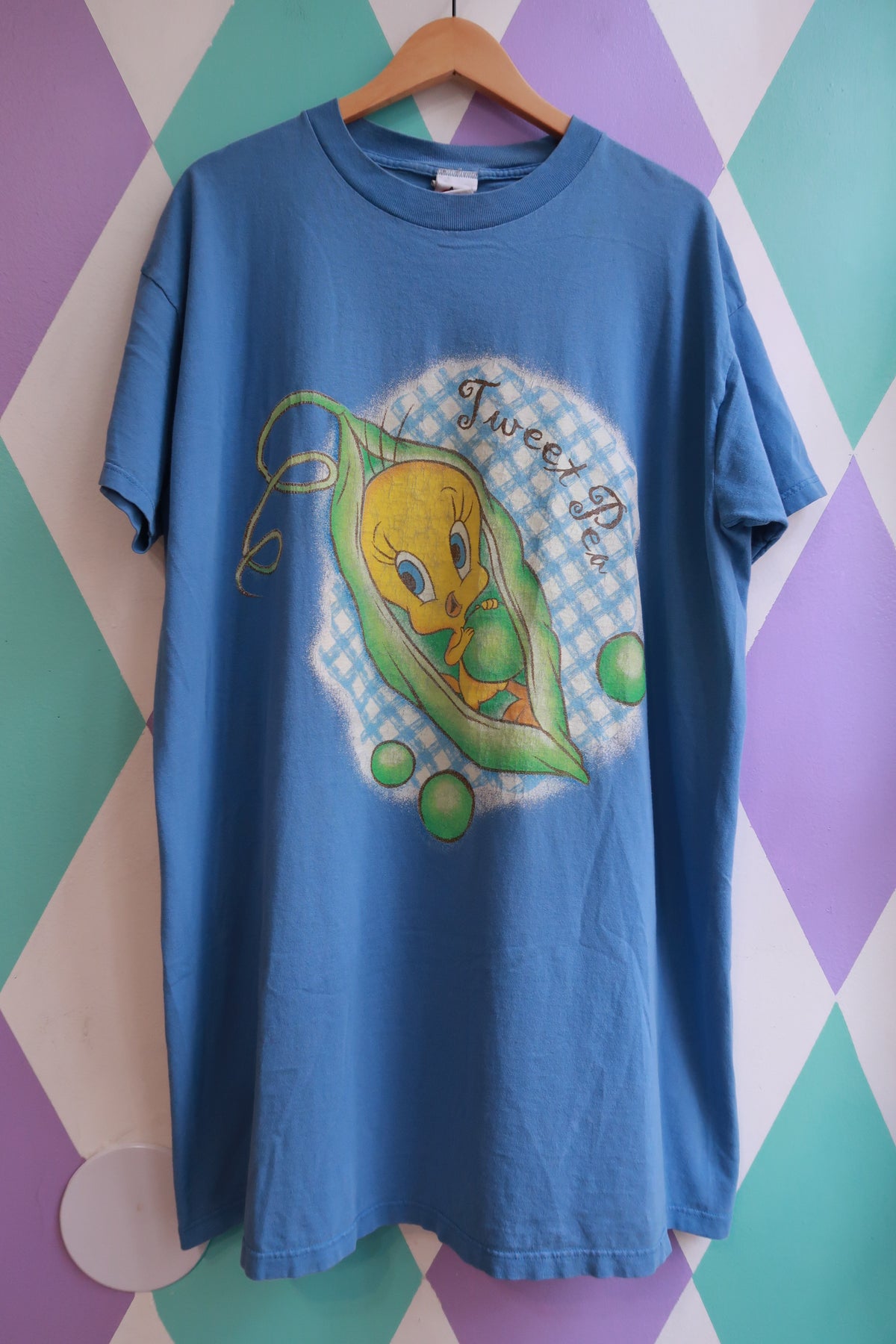 Vintage 2000s Tweety Bird "Tweet Pea" graphic T-shirt by Elektra Vintage, featuring a colorful Tweety Bird design on soft cotton.