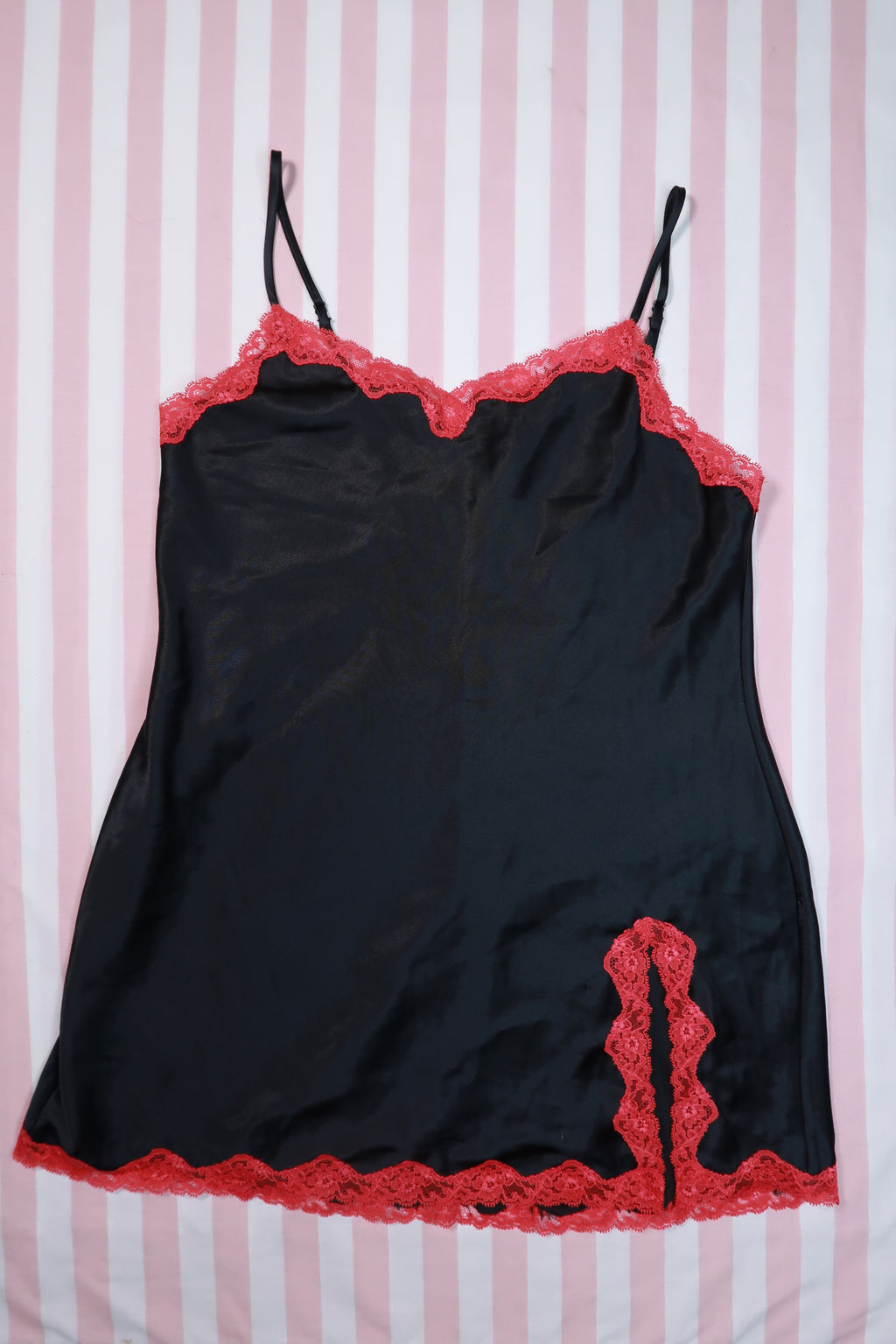 Elektra Vintage black dress with red lace trim, featuring a fitted silhouette and elegant design perfect for stylish occasions.