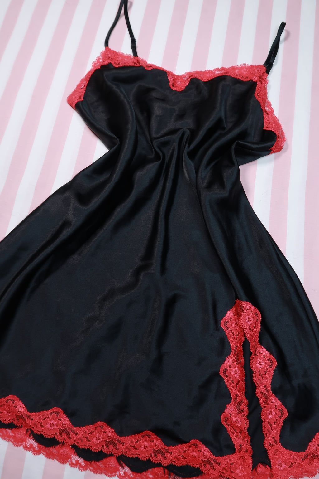 Elegant black and red lace trim dress by Elektra Vintage featuring a fitted silhouette and delicate lace details.