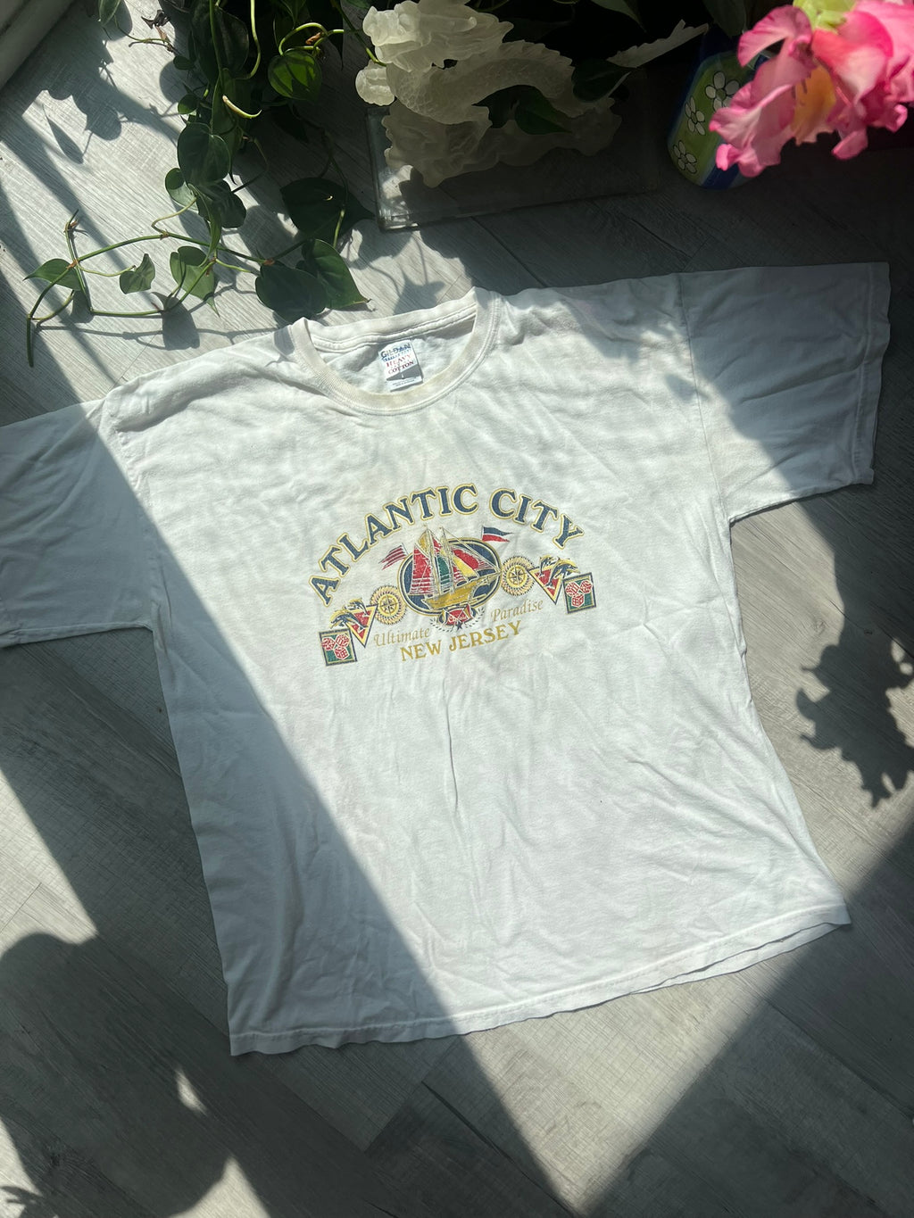 Vintage Atlantic City white T-shirt by Gildan, featuring retro design and Elektra Vintage branding on the front.