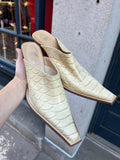 Vintage cream leather pointed toe mules by Vera Pelle, stylish slip-on footwear with elegant design and classic craftsmanship.