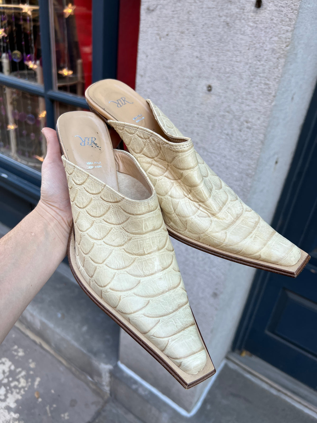 Vintage cream leather pointed toe mules by Vera Pelle, stylish slip-on footwear with elegant design and classic craftsmanship.