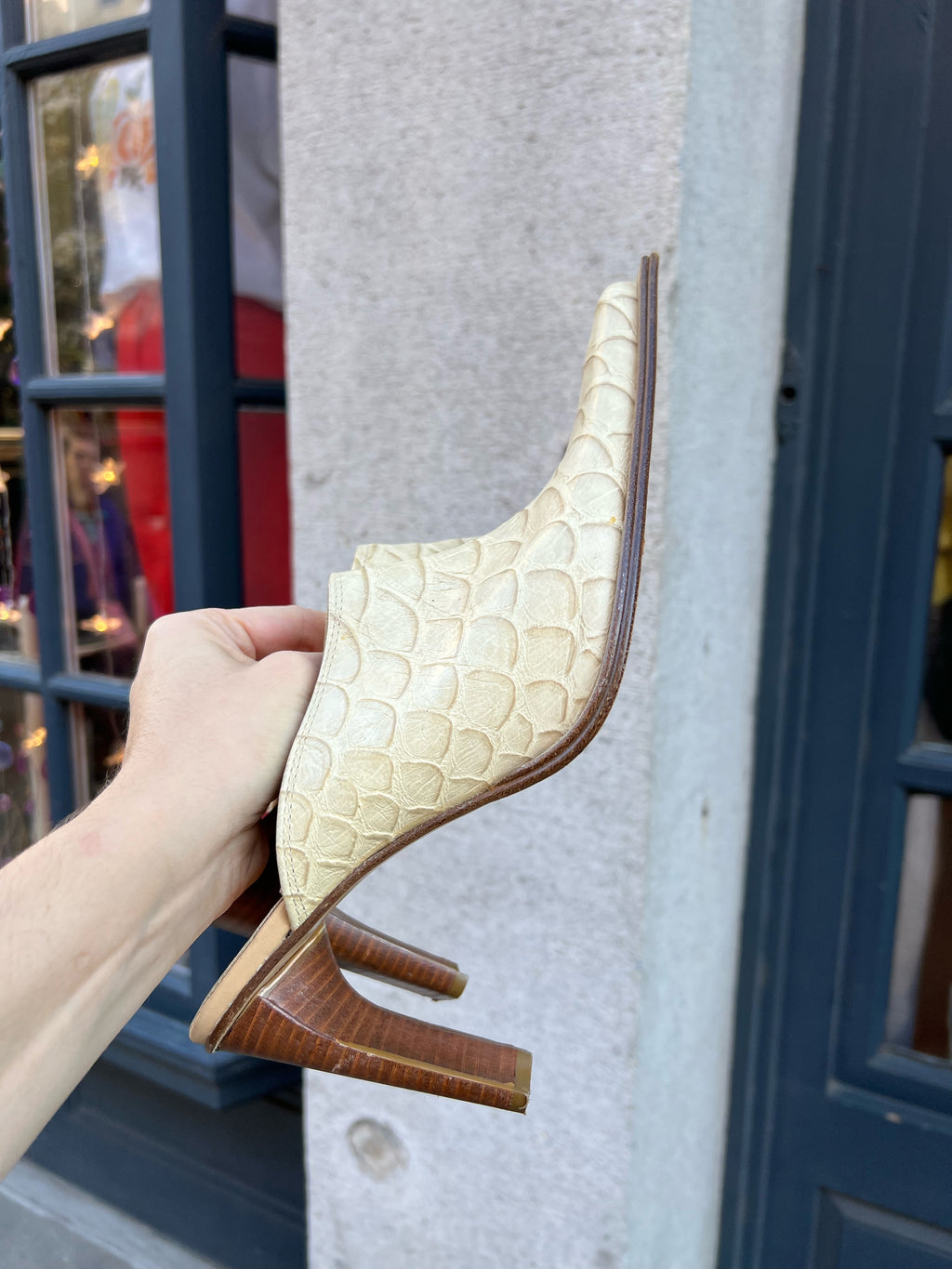 Vintage cream leather pointed toe mules by Vera Pelle, stylish Elektra Vintage footwear, shown on a neutral background.