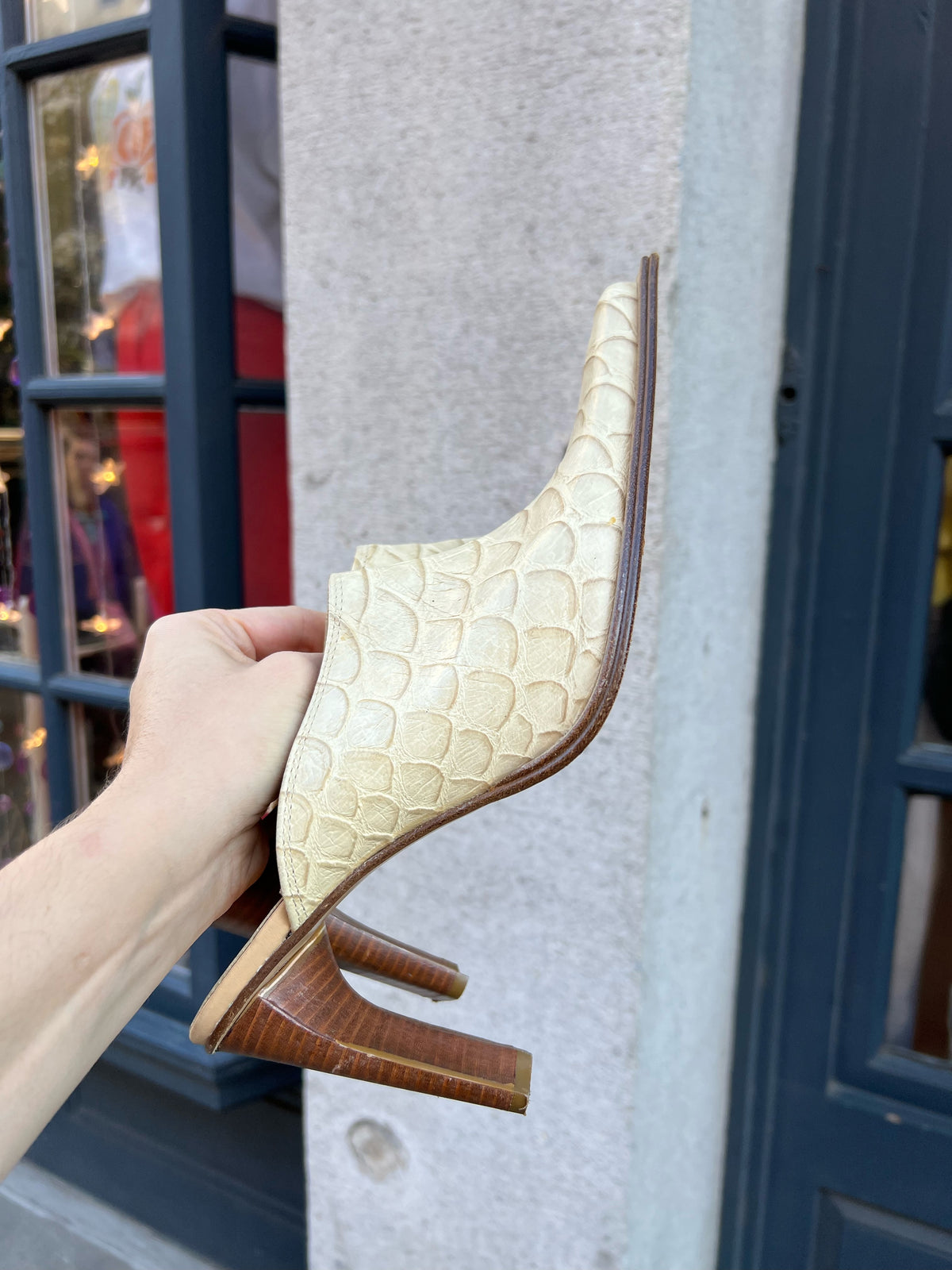 Vintage cream leather pointed toe mules by Vera Pelle, stylish Elektra Vintage footwear, shown on a neutral background.