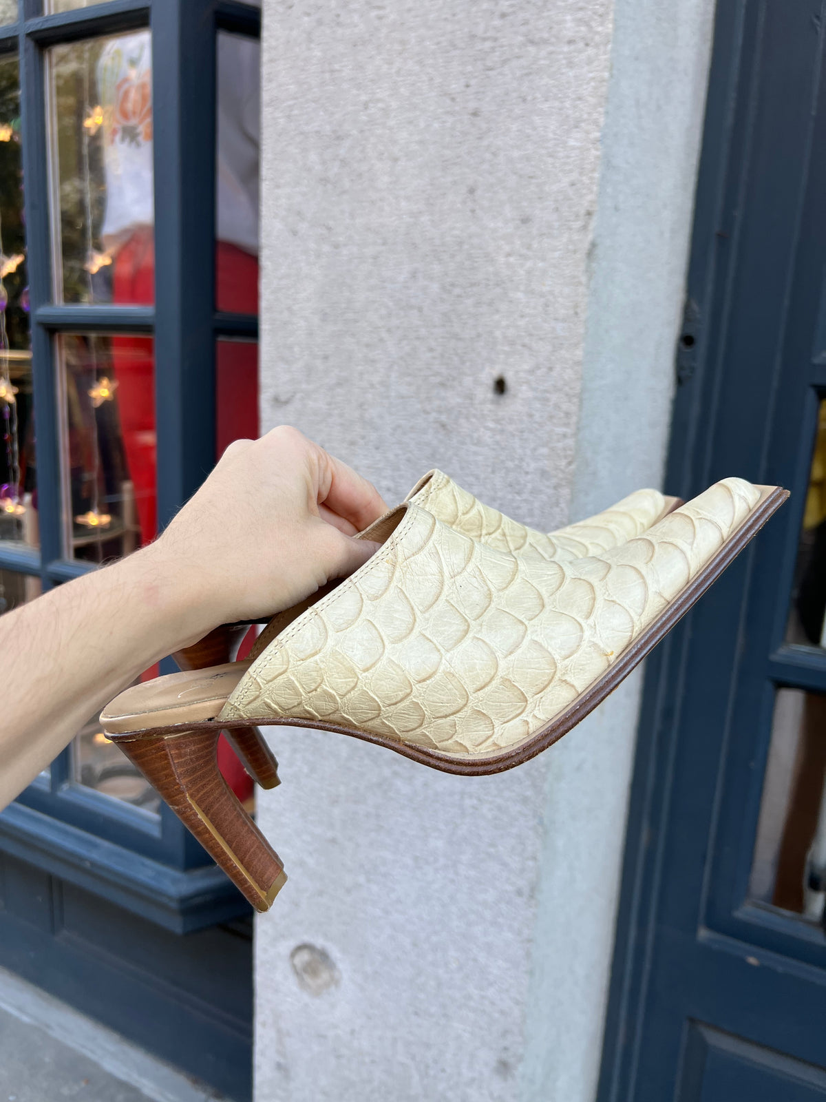 Vintage cream leather pointed toe mules by Vera Pelle, stylish Elektra Vintage footwear with elegant design and smooth leather finish.