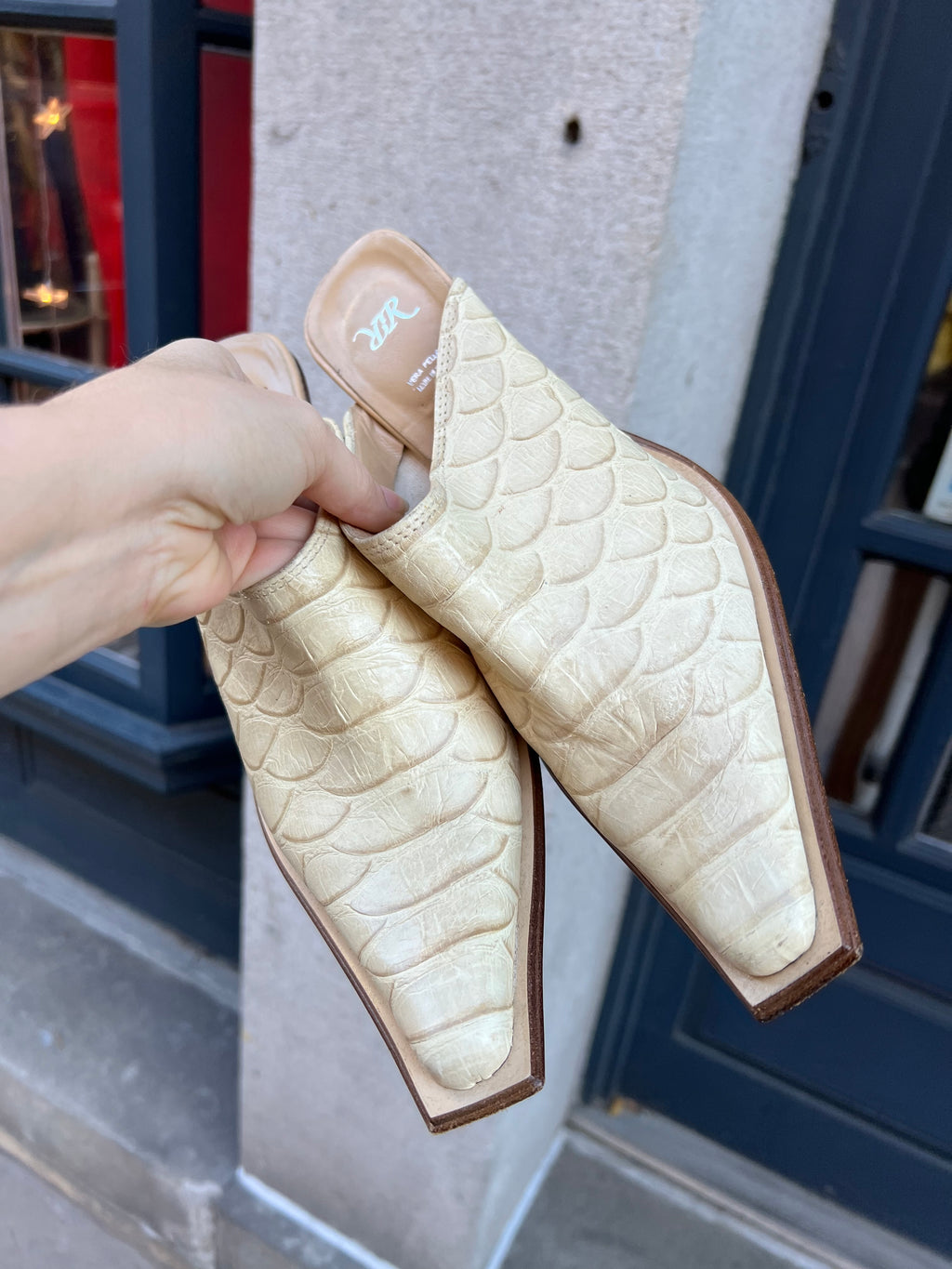 Vintage cream leather pointed toe mules by Vera Pelle, stylish Elektra Vintage footwear with sleek design.