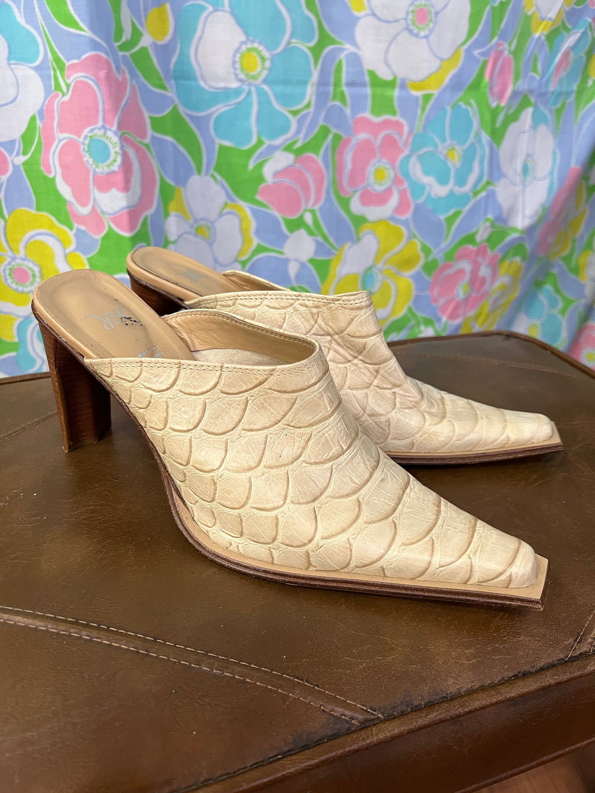 Vintage cream leather pointed toe mules by Vera Pelle, featuring elegant slip-on design and classic style.