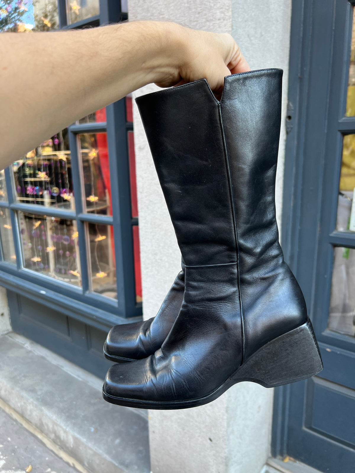 Black leather calf boots by Elektra Vintage with a vintage design, featuring a sleek silhouette and sturdy heel.