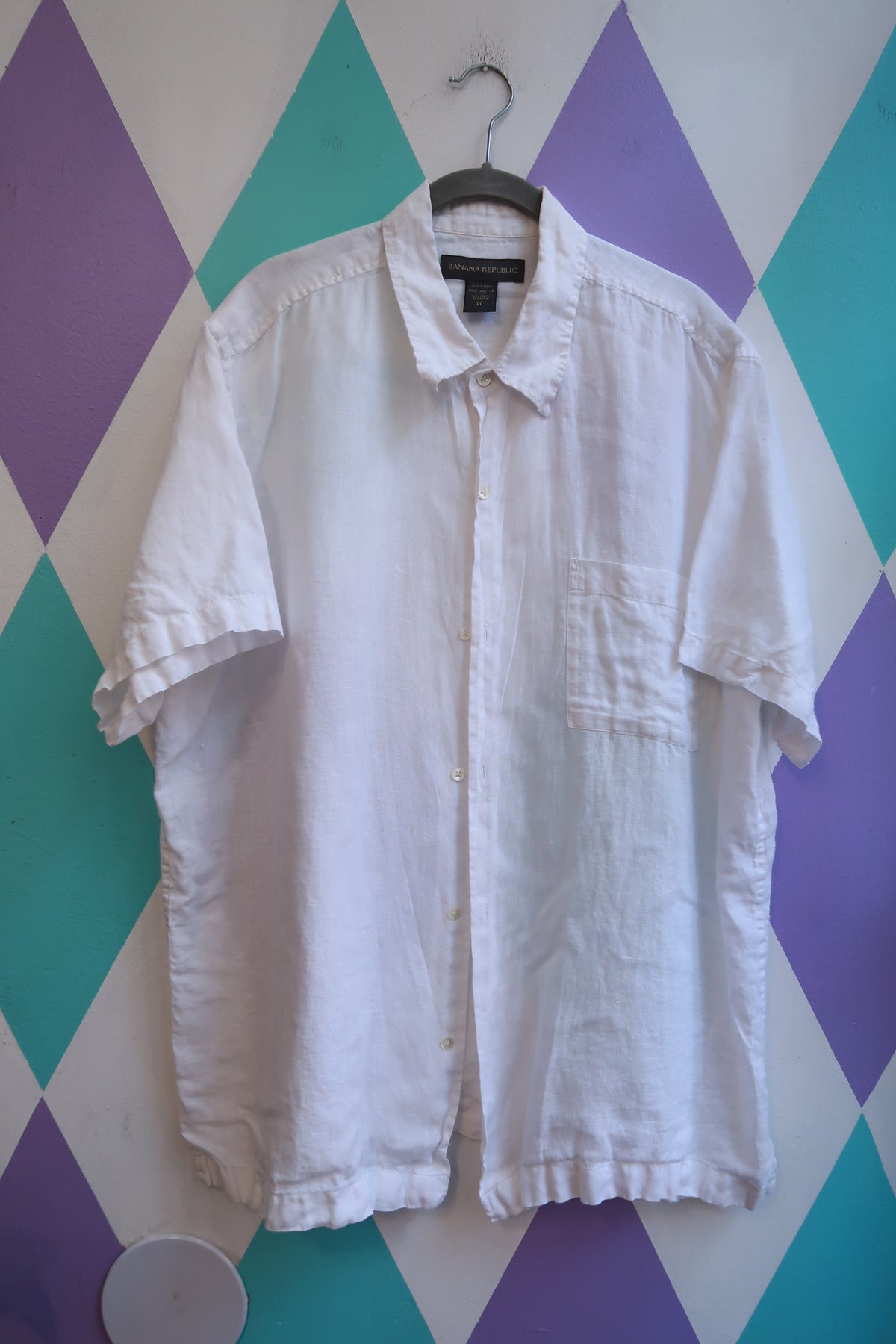 Elektra Vintage men's white linen short sleeve button-up shirt, vintage Banana Republic top with classic collar and front buttons.