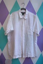 Load image into Gallery viewer, Elektra Vintage men's white linen short sleeve button-up shirt, vintage Banana Republic top with classic collar and front buttons.
