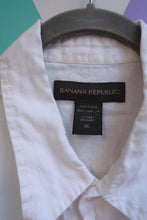 Load image into Gallery viewer, Elektra Vintage men's white linen short sleeve button-up shirt from Banana Republic, vintage style with classic fit and fabric details.
