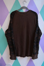 Load image into Gallery viewer, Men's vintage 90s brown camo sleeve waffle knit thermal shirt by Elektra Vintage, featuring a classic rugged style.
