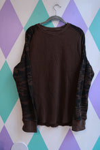 Load image into Gallery viewer, Men's vintage 90s brown camo sleeve waffle knit thermal shirt by Elektra Vintage, featuring a classic camo pattern and cozy knit fabric.
