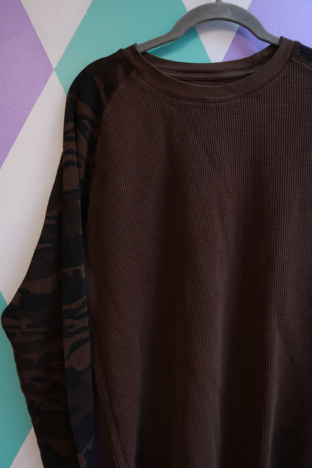 Men's vintage 90s brown camo sleeve waffle knit thermal shirt by Elektra Vintage, featuring a classic camouflage pattern and cozy fabric.