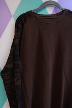 Load image into Gallery viewer, Men's vintage 90s brown camo sleeve waffle knit thermal shirt by Elektra Vintage, featuring a classic camouflage pattern and cozy fabric.
