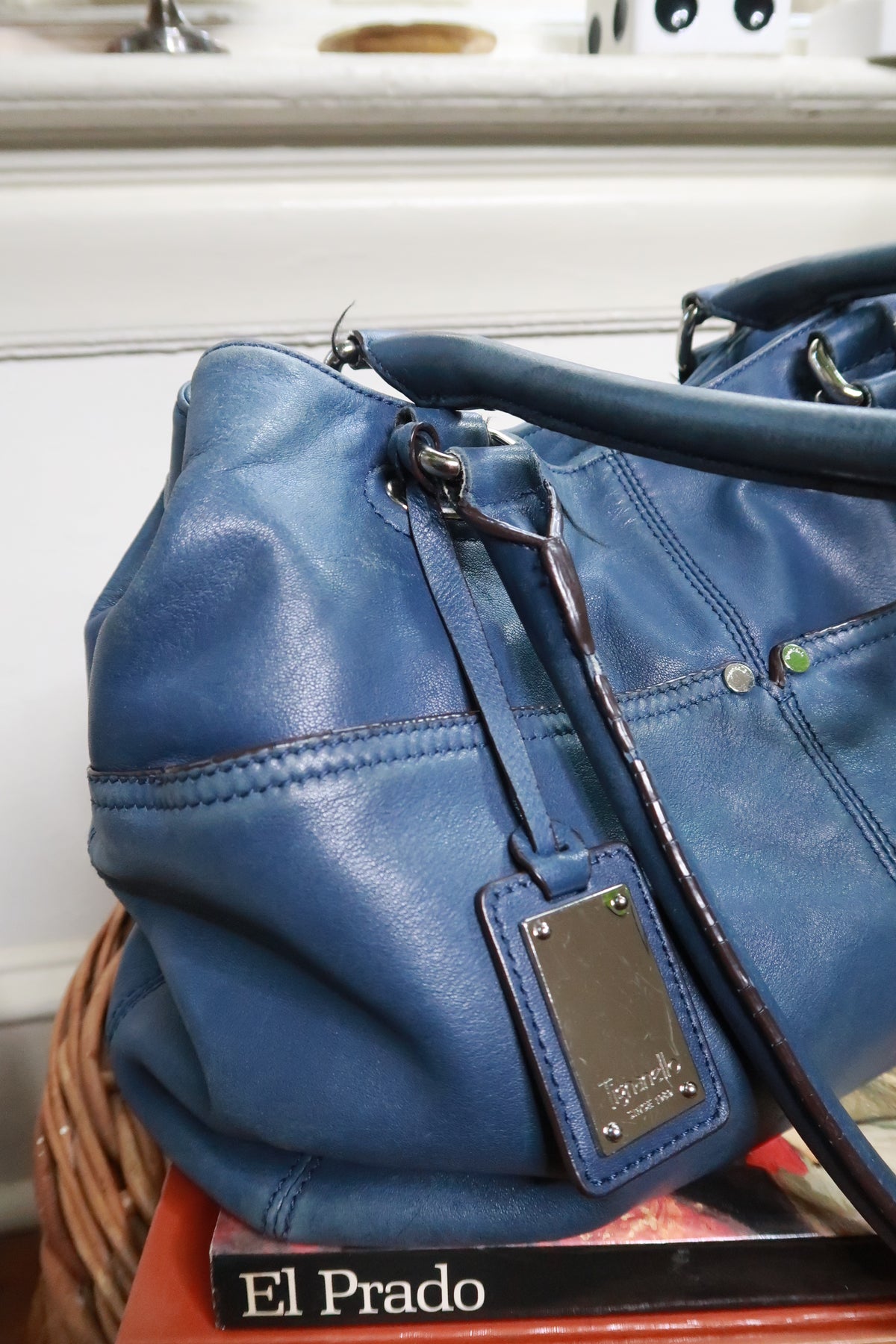 Vintage Tignanello blue genuine leather shoulder bag from Elektra Vintage, featuring a classic design and textured leather surface.