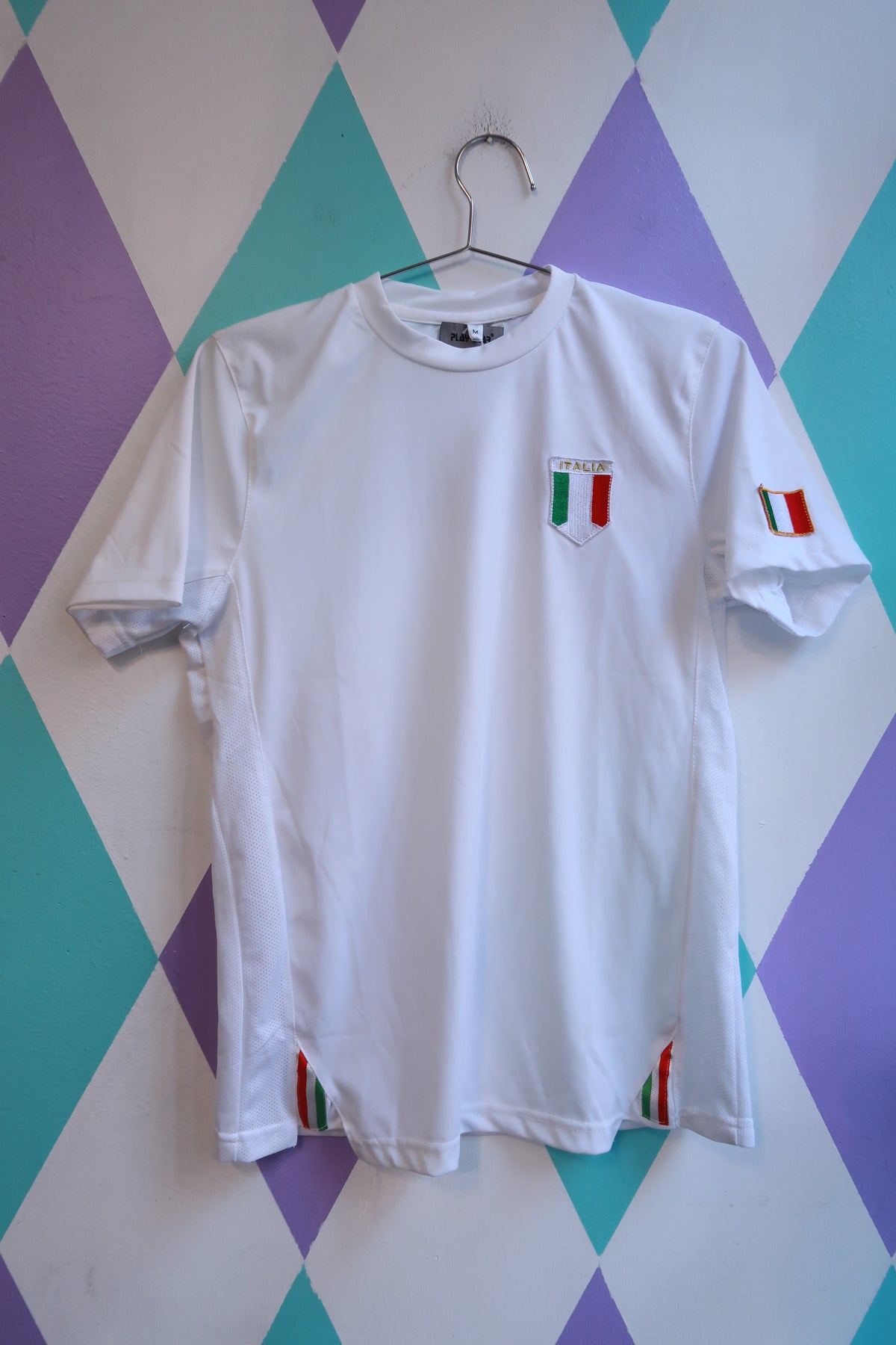 Vintage 2000s Italia halftone graphic athletic men's T-shirt in white with Italian flag design by Elektra Vintage.