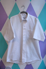 Load image into Gallery viewer, Elektra Vintage men's white button-down Oxford shirt with short sleeves, classic preppy style, casual short-sleeve top.
