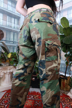 Load image into Gallery viewer, Women's Elektra Vintage 2000s camouflage cargo pants featuring a military design and utility pockets.
