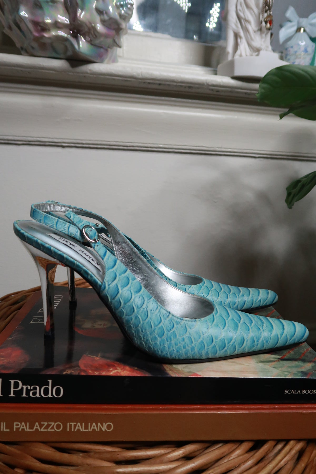 Deadstock vintage 2000s Steve Madden blue crocodile leather heels on display, showcasing classic style and textured leather details.