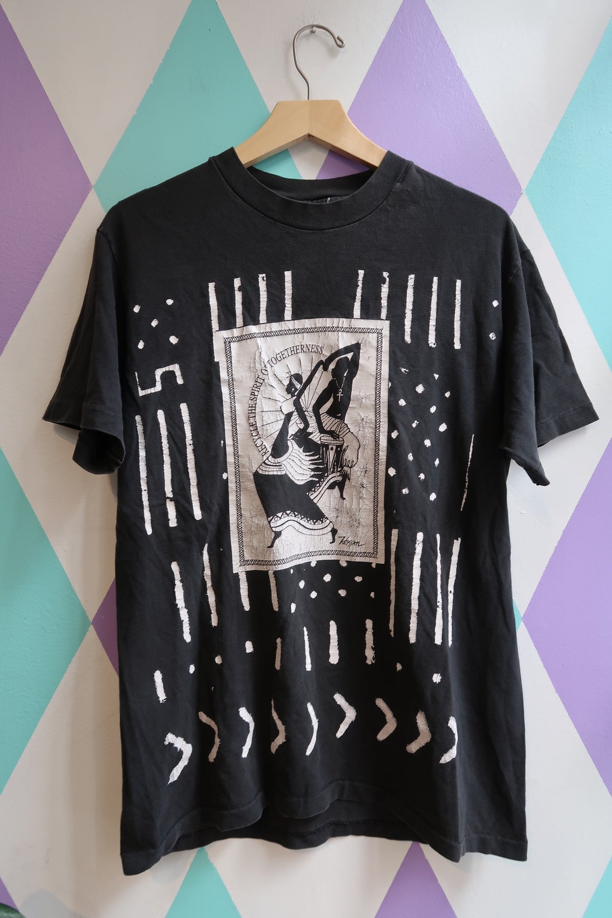 Vintage 90s African Tribal Abstract Graphic Tee – Black & White Art Print