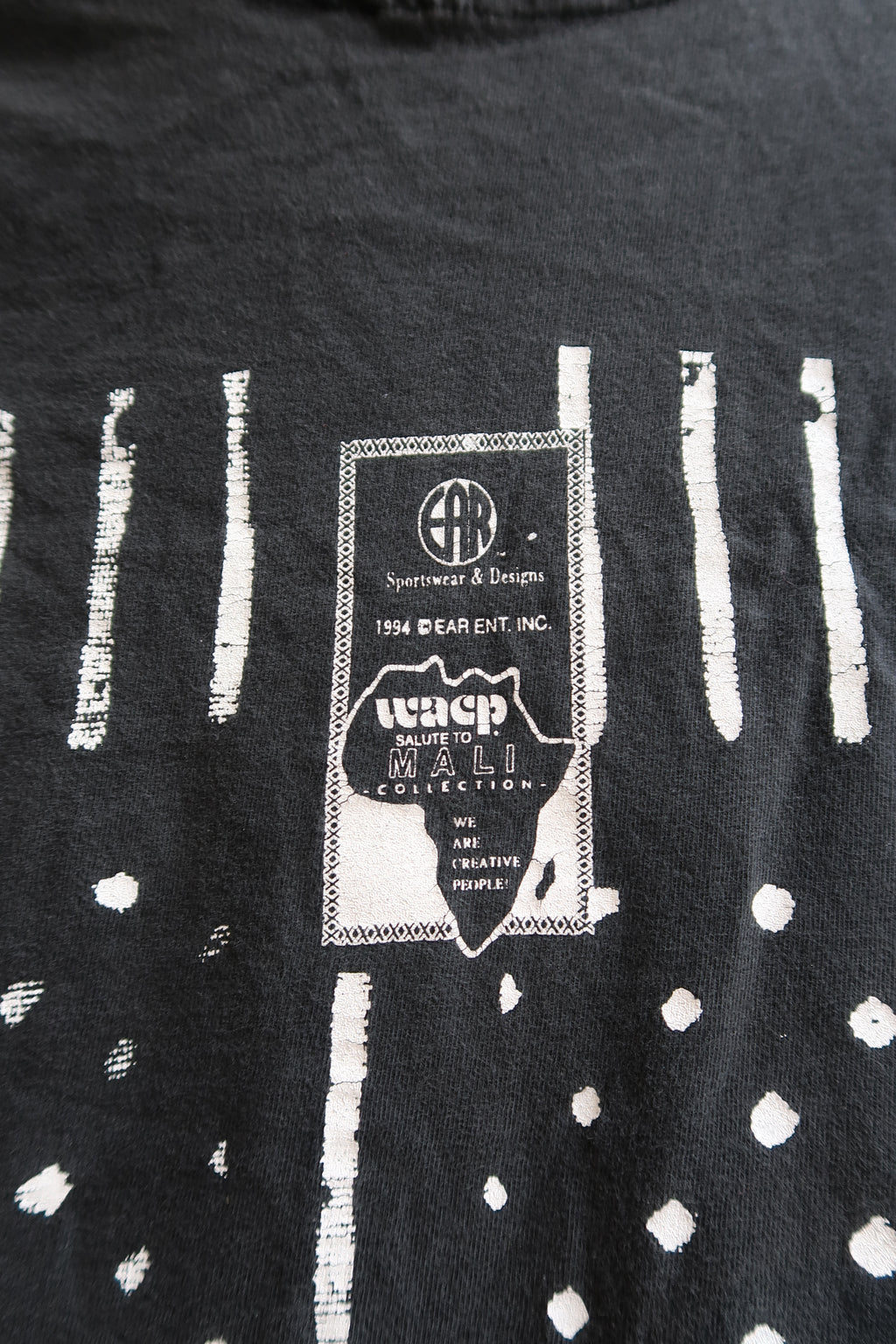 Vintage 90s African Tribal Abstract Graphic Tee – Black & White Art Print