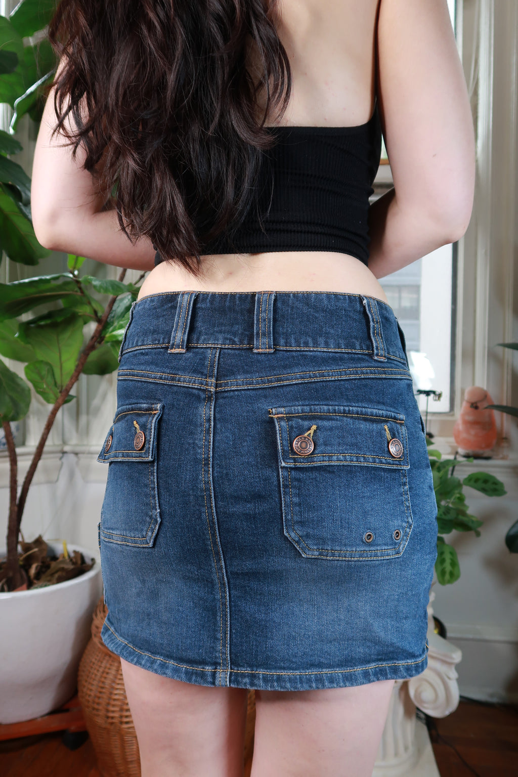 Elektra Vintage dark wash Y2K denim cargo mini skirt with wide waistband, casual style and functional pockets.