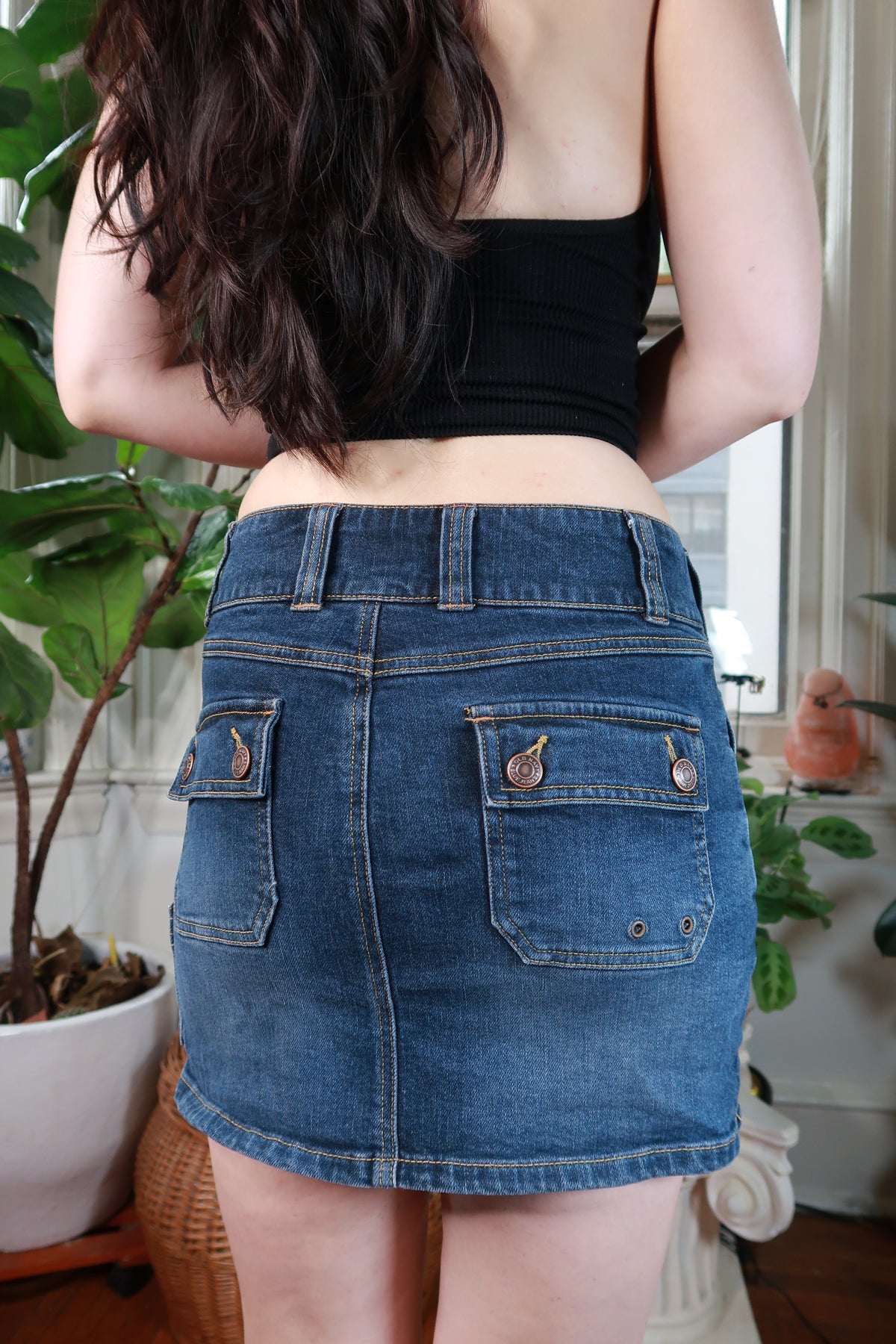 Elektra Vintage dark wash Y2K denim cargo mini skirt with wide waistband, casual style and functional pockets.