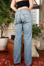 Load image into Gallery viewer, Light wash Levi’s 514 low rise straight leg jeans for women, vintage 2000s style, by Elektra Vintage.
