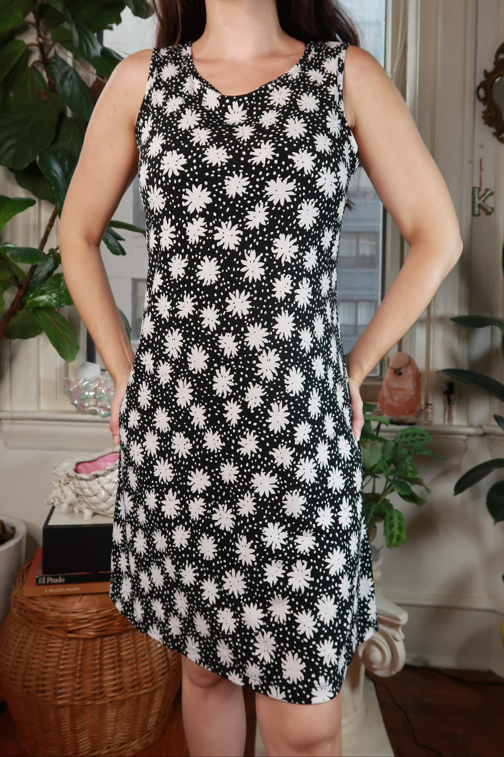 Black and white daisy floral print sleeveless mini dress by Elektra Vintage, vintage 2000s style with fitted bodice and flared skirt.