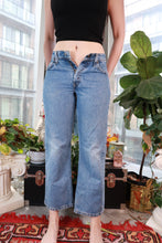 Load image into Gallery viewer, Levi Straight Leg Jeans - Elektra Vintage
